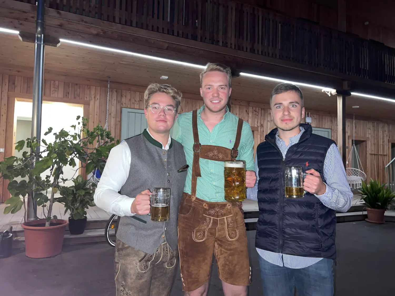 Drei Männer stehen von Bike Lodge GmbH