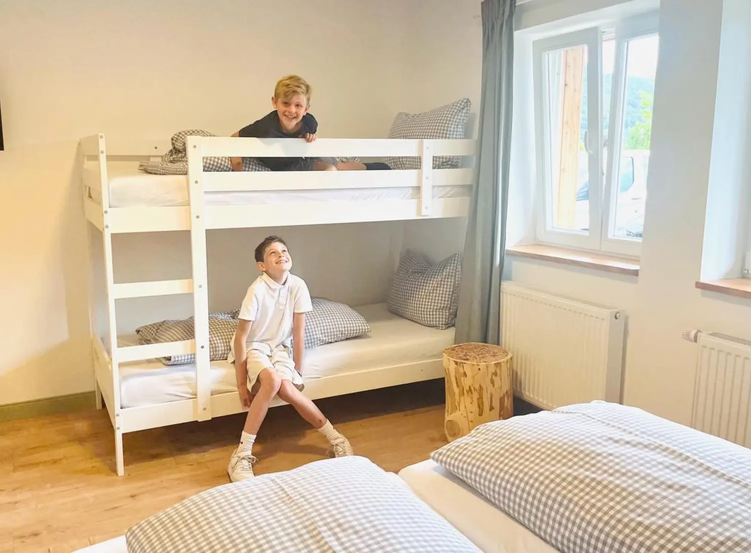 Zwei Jungs im Zimmer von Bike Lodge GmbH